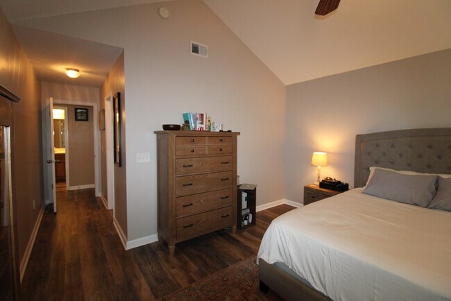 Building Photo - 1425 Mayfield Dr