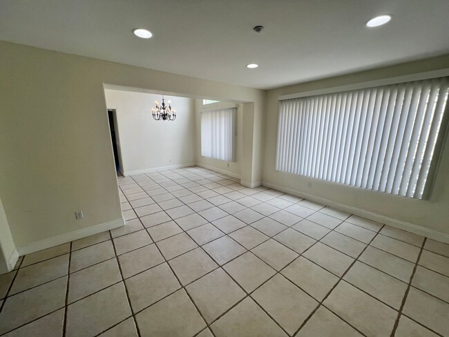 Building Photo - $4,500 - 4 Bed 2.5 Bath House located in G...