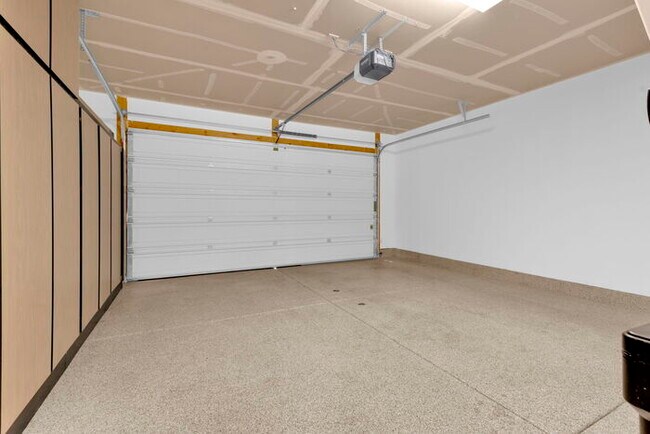 Building Photo - 946 S Hawk Ln