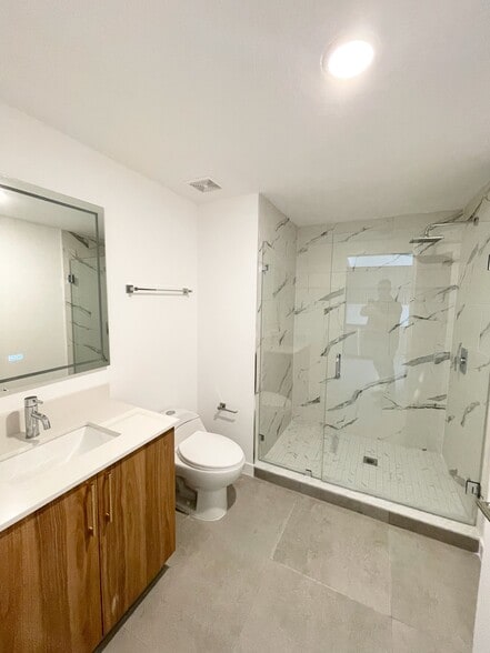 Building Photo - 1940 Van Buren St