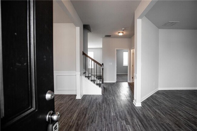 Building Photo - 5410 Mirror Lake Dr