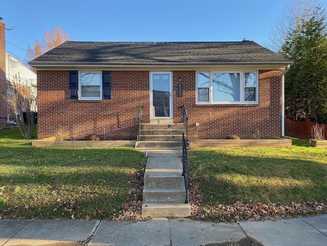 Building Photo - 525 Hilton Dr