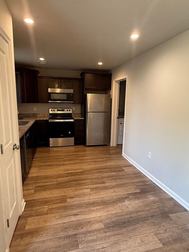 Building Photo - Beautiful 3 bedroom, 2.5 bath townhouse av...