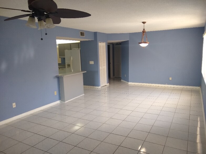 Building Photo - 9665 Riverside Dr