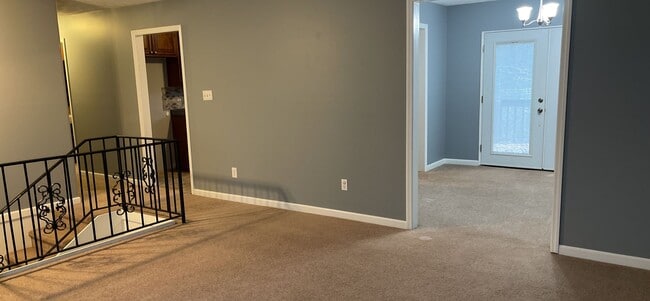 Building Photo - Large 4 bed/2 bath with garage - W. Hamble...