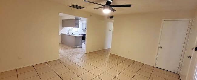 Building Photo - CHARMING GEM ON THE WEST SIDE!!!