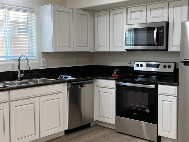 Building Photo - 2 bedroom 1 bath unit available