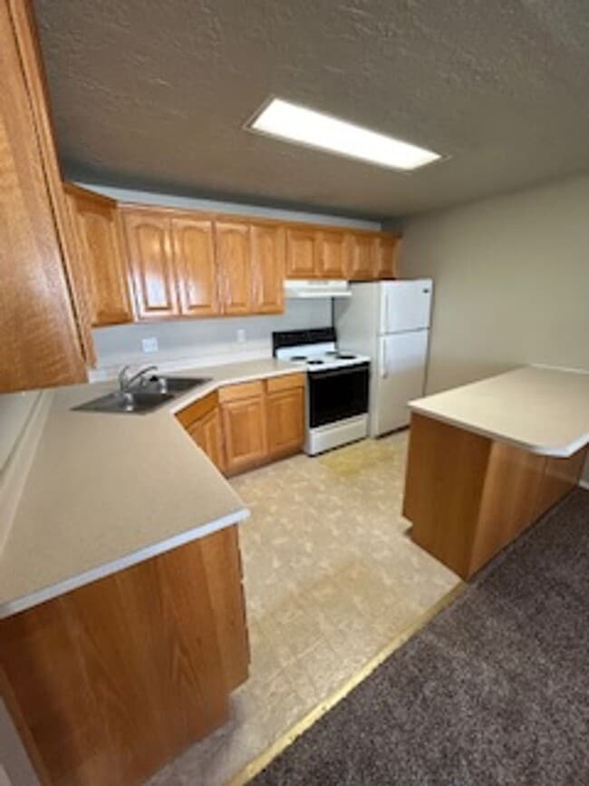 Building Photo - 1 Bedroom, 1 Bathroom SpringTree Gardens C...