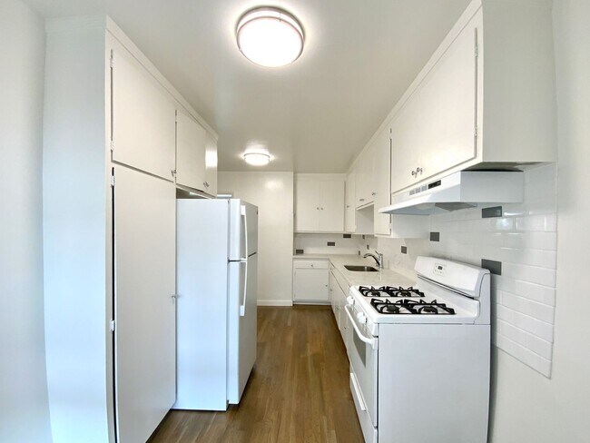 Building Photo - NEWLY RENOVATED Unit, w/ HIGH CEILINGS, Sp...