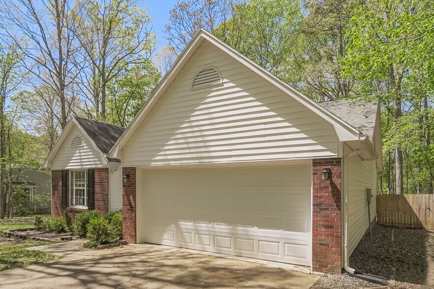 Building Photo - 3520 Sandberry Dr