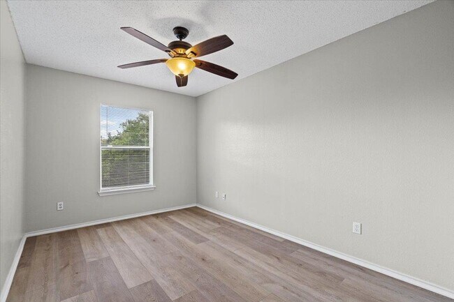 Building Photo - 2423 Byfield Dr