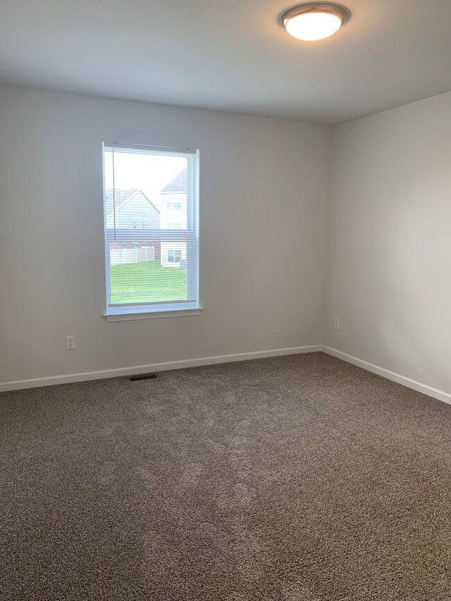 Building Photo - Spacious 3-Bedroom End-Unit Townhouse – Ap...