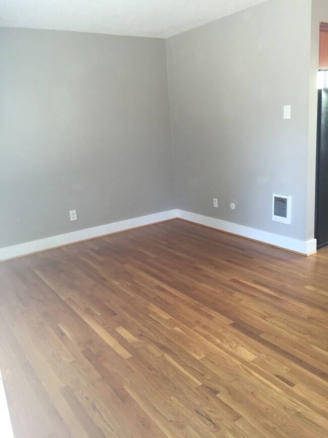 Building Photo - Upper corner unit 1 bed on Belmont, granite, hardwoods, off street parking!