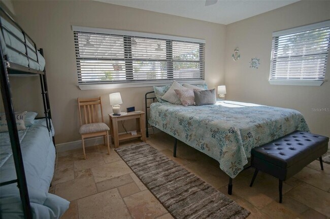 Building Photo - 929 Lantana Ave