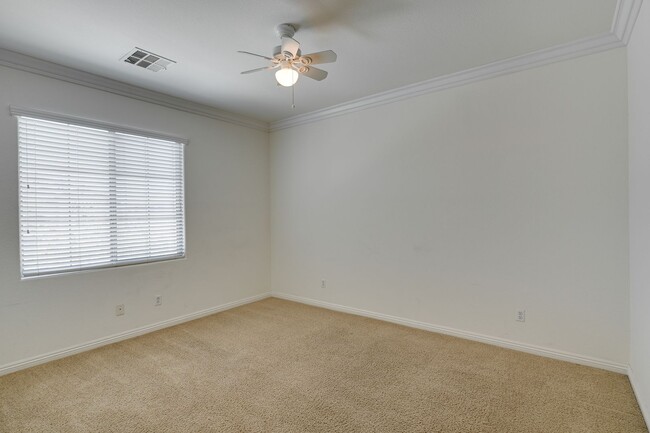 Building Photo - FANTASTIC 3 BEDROOM 2.5 BATH IN NORTH LAS ...