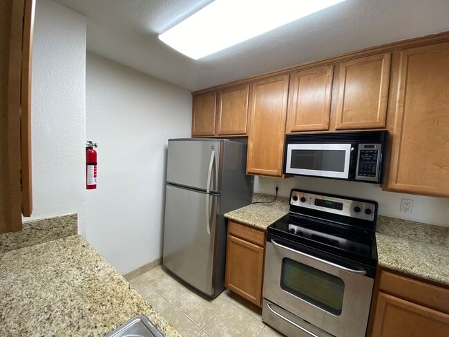 Building Photo - Awesome Condo - Complex W/ Pool, Gym & BBQ...