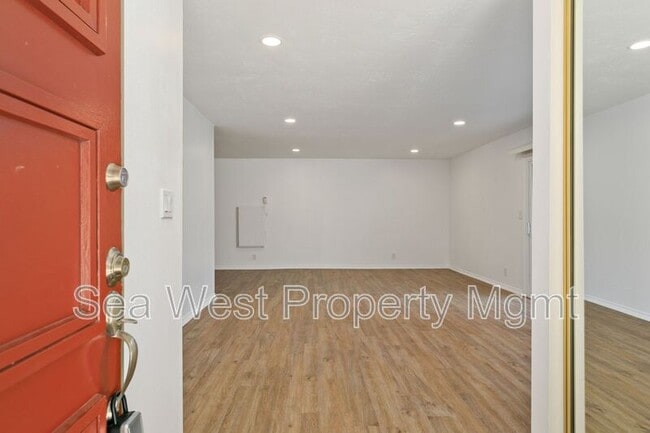 Building Photo - 2517 Navarra Dr