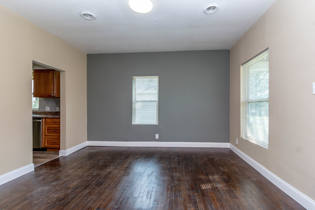 Building Photo - 3 bed/1 bath - Completely Remodeled - Cent...