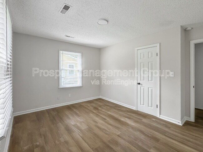 Building Photo - 17 Stratton Dr