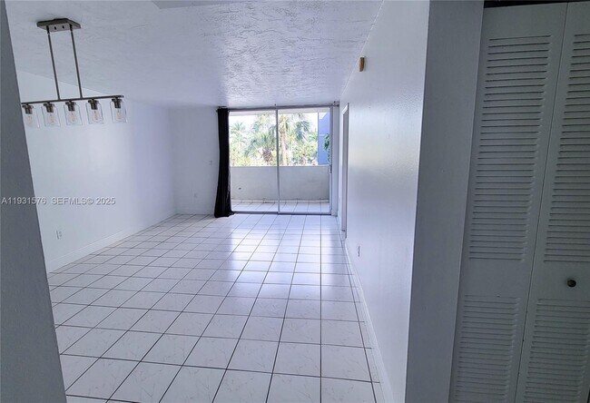 Building Photo - 10090 NW 80th Ct