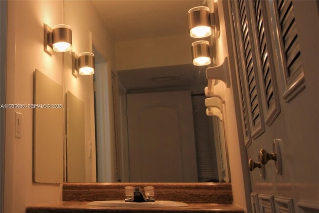 Building Photo - 3690 Inverrary Dr