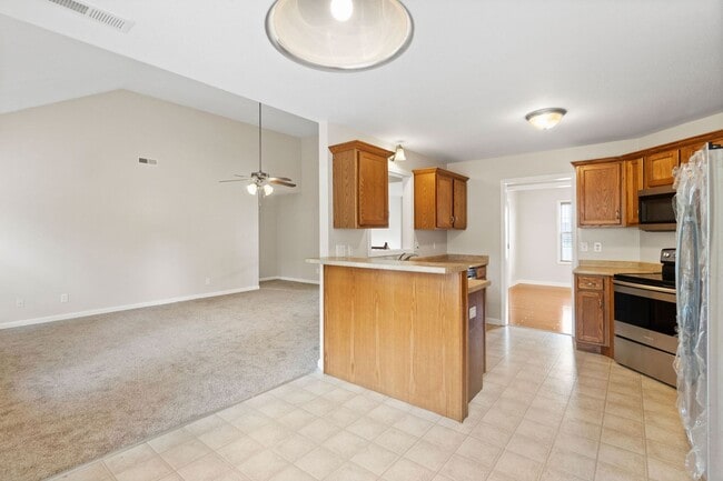 Building Photo - Come take a look at this 5 bedroom beauty!