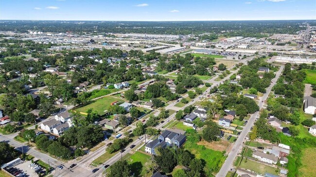 Building Photo - 855 S Victory Dr