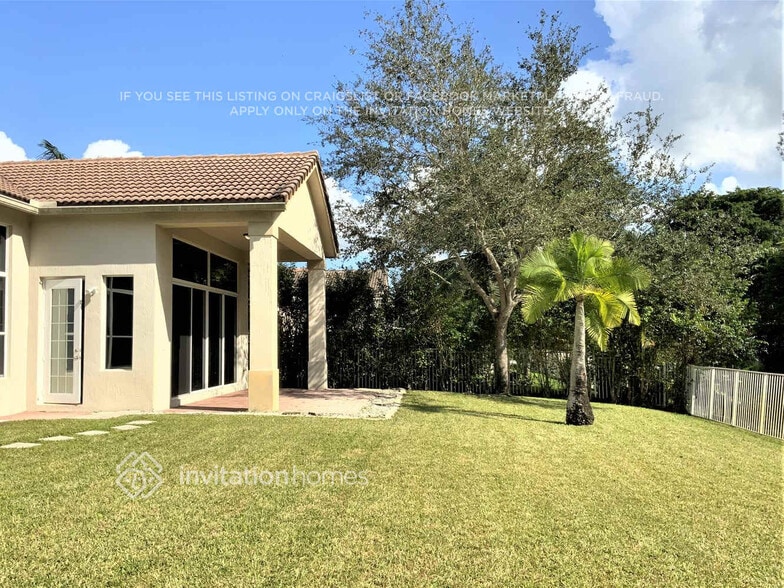 Building Photo - 8444 S Lake Forest Dr