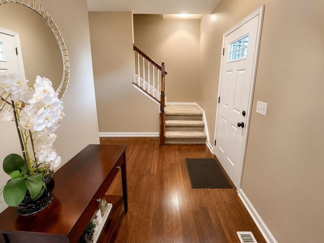 Building Photo - Furnished 5-Bedroom Single-Family Home in Orchard Park