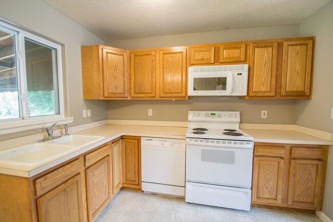 Building Photo - 2887 Moorhead Ave