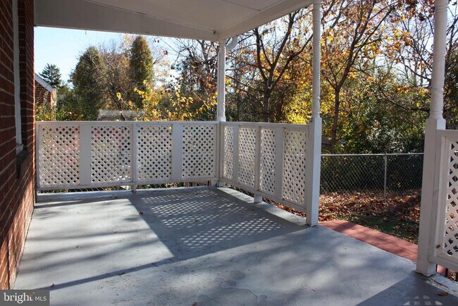 Building Photo - 423 Happy Creek Rd