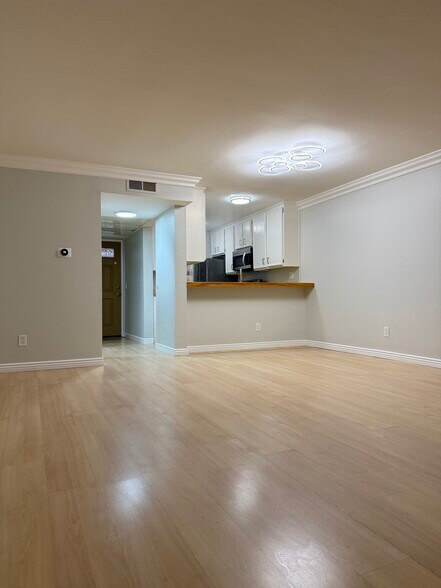 Building Photo - 7101 Farralone Ave