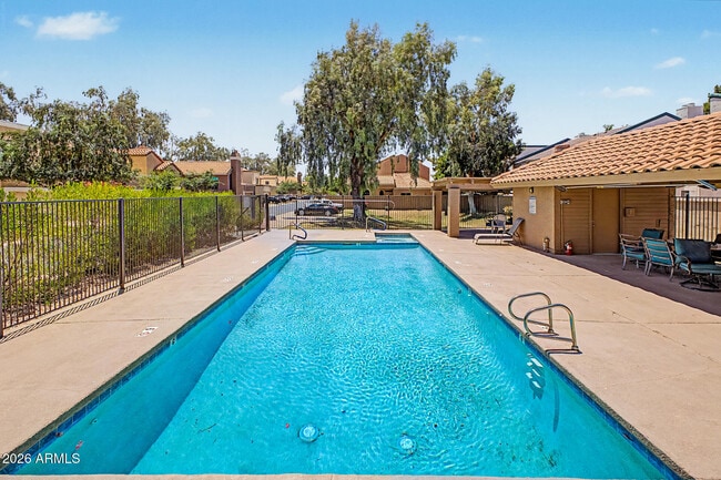 Building Photo - 2084 N Sunset Dr