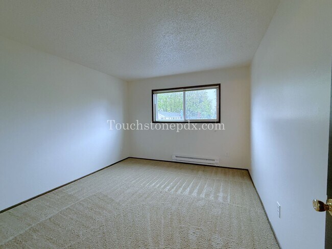 Building Photo - Updated 2 Bdrm Apartment with Balcony in Sellwood Moreland Neighborhood