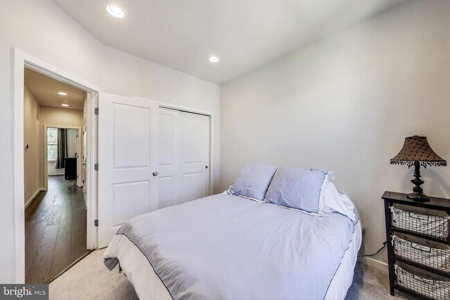 Building Photo - 5004 Oakmoore Dr