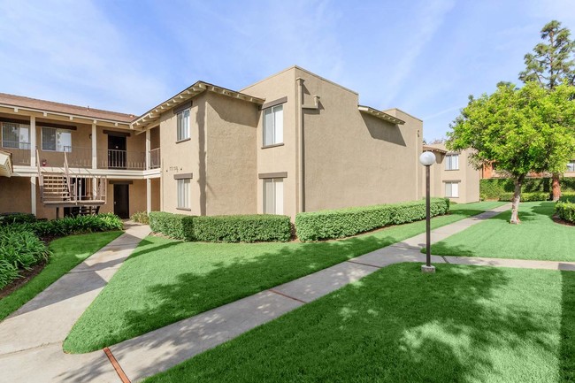 Building Photo - Carlyle Square Apartment Homes