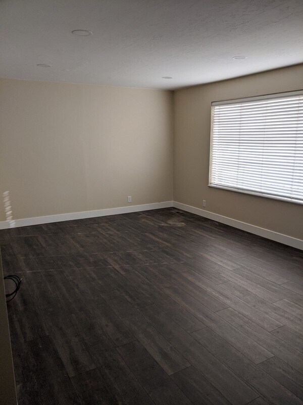 Building Photo - 1125 E Fallbrook Way