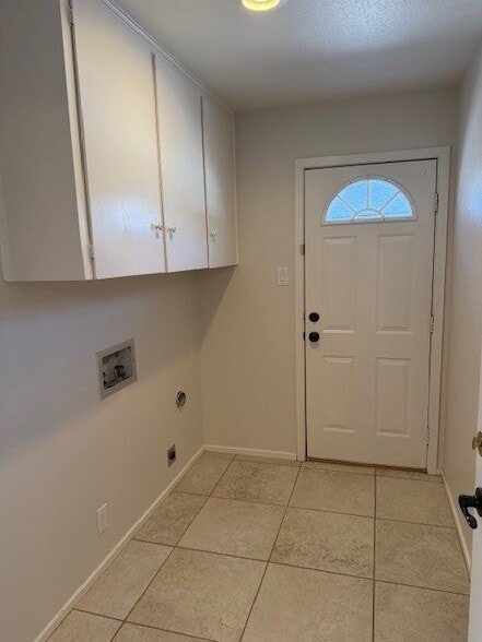 Building Photo - 1402 W Pecan Ave