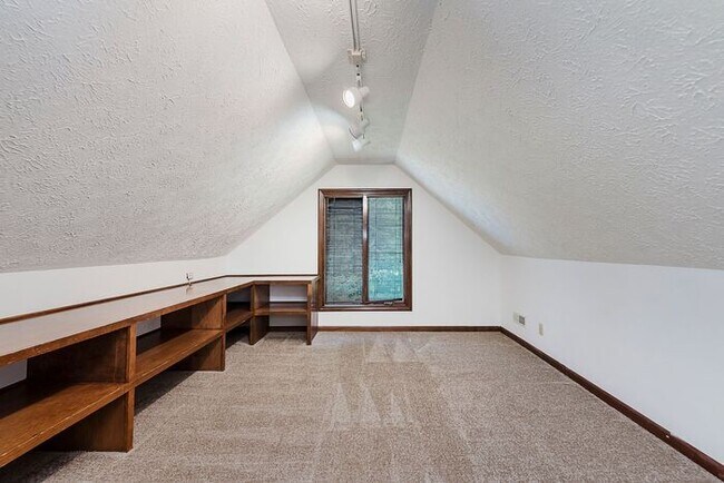 Building Photo - Large Executive Home in Carmel Schools