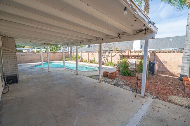 Building Photo - Single Story Pool House for Rent in Canyon Country!