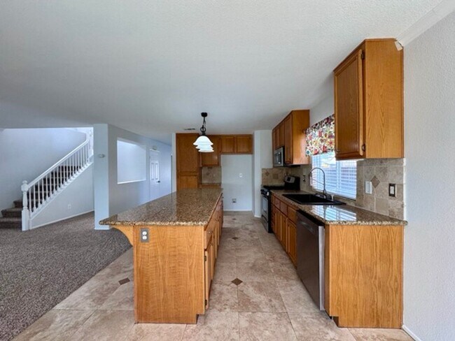 Building Photo - Spacious 4 Bedroom Home with a loft AND bo...