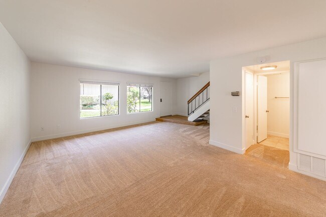 Building Photo - Stunning Townhome in Tanglewood Community