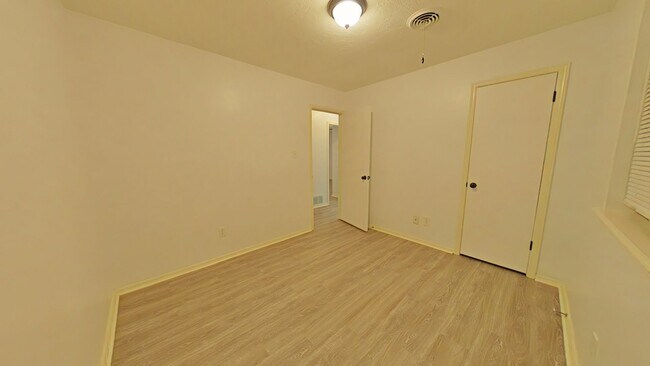 Building Photo - 4623 SE Mieling Dr