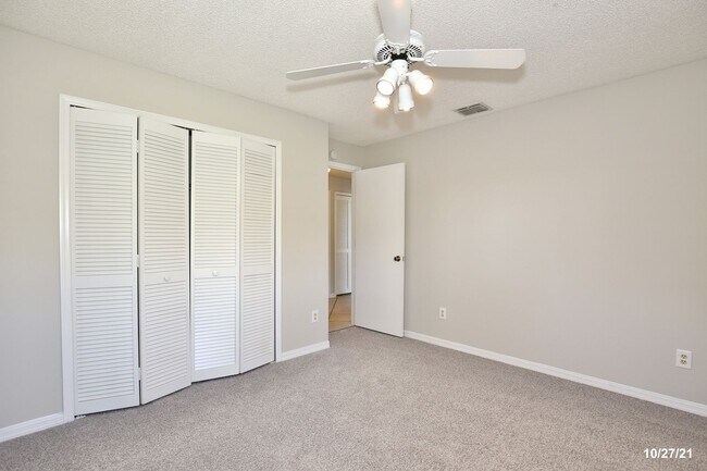Building Photo - Stunning 3/2 Home with a Spacious 2 Car Ga...