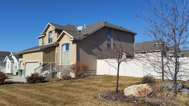 Building Photo - 6 Bedroom, 3.5 Bathroom Single Family Home in Layton Available June 1st!