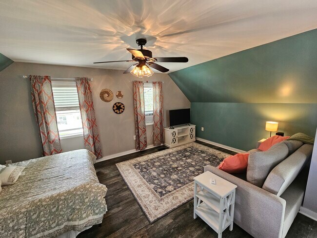 Building Photo - 292 Bridge Street Ext