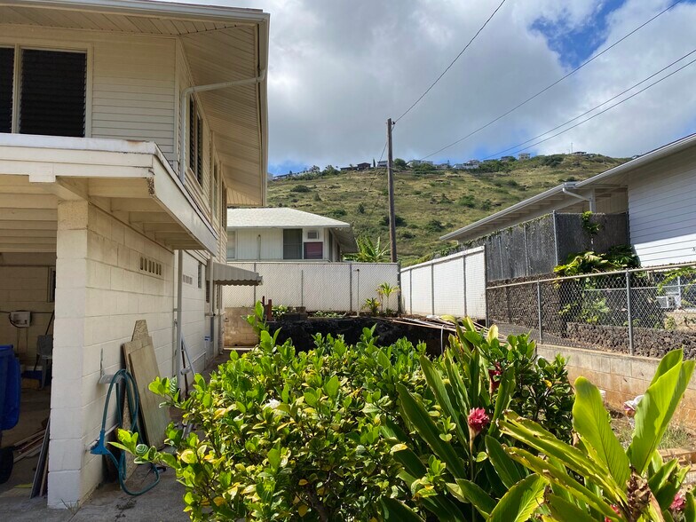 Yard and side entrance - 1722 Maoi Pl