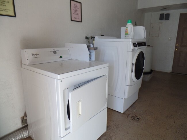 Building Photo - Updated, spacious one bedroom