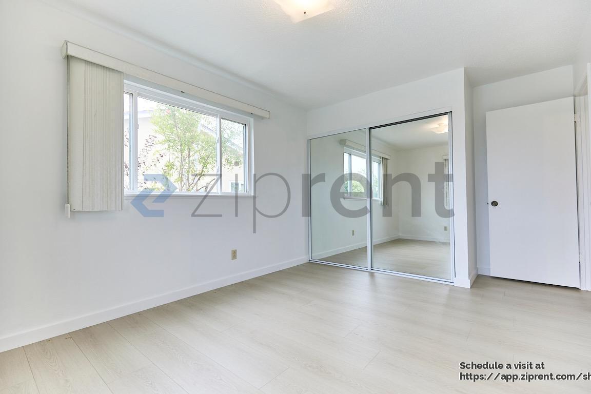Building Photo - 630 La Presa Dr