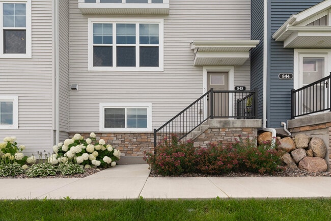 Building Photo - 848 Roselyn Dr
